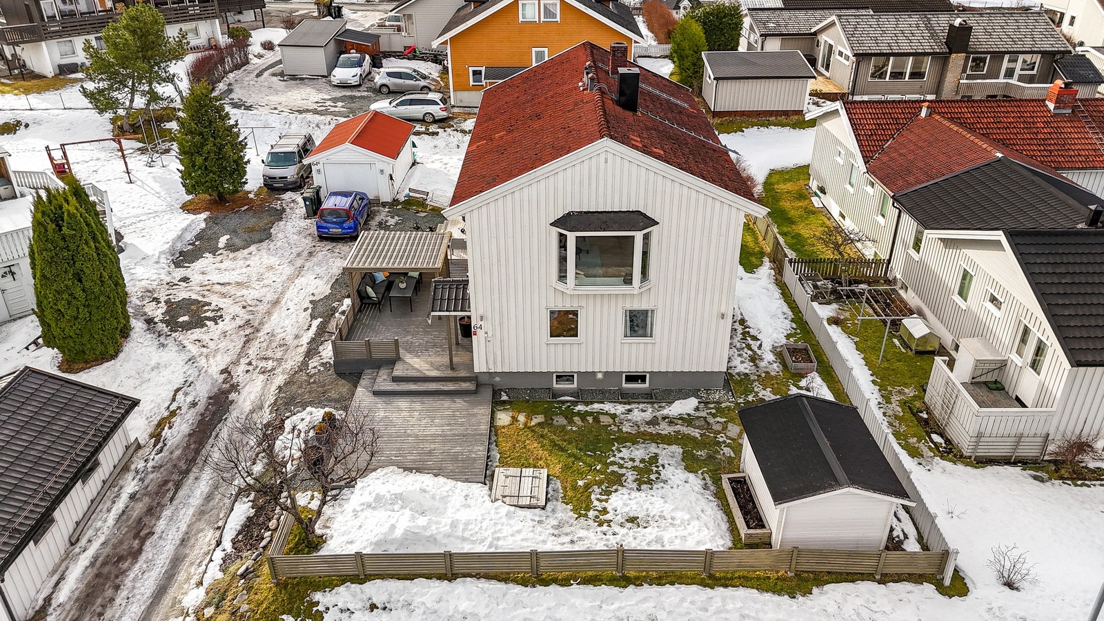 Tomten er pent opparbeidet med gårdsplass, plenareal og stor uteplass. Galleribilde
