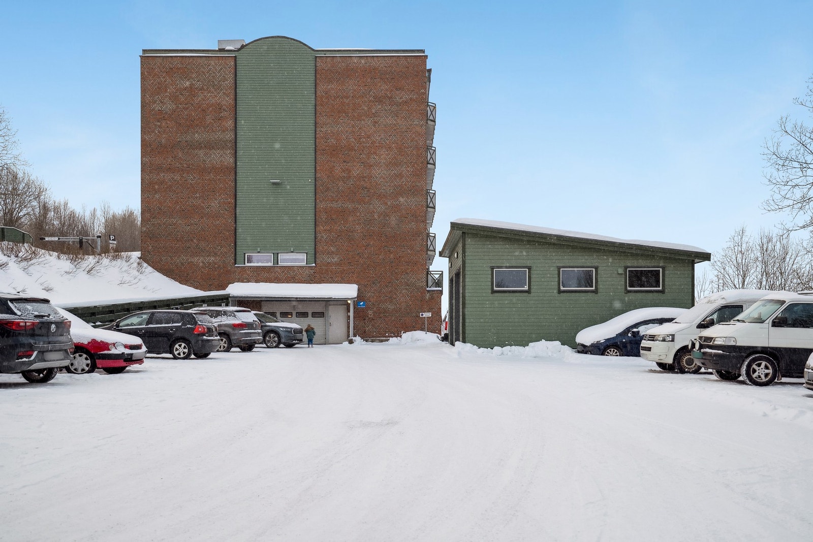 Fasade og parkering Galleribilde