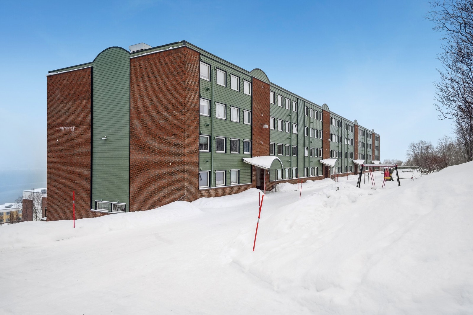 Bygget ligger vestvendt til, nesten øverst på Lunheim Galleribilde