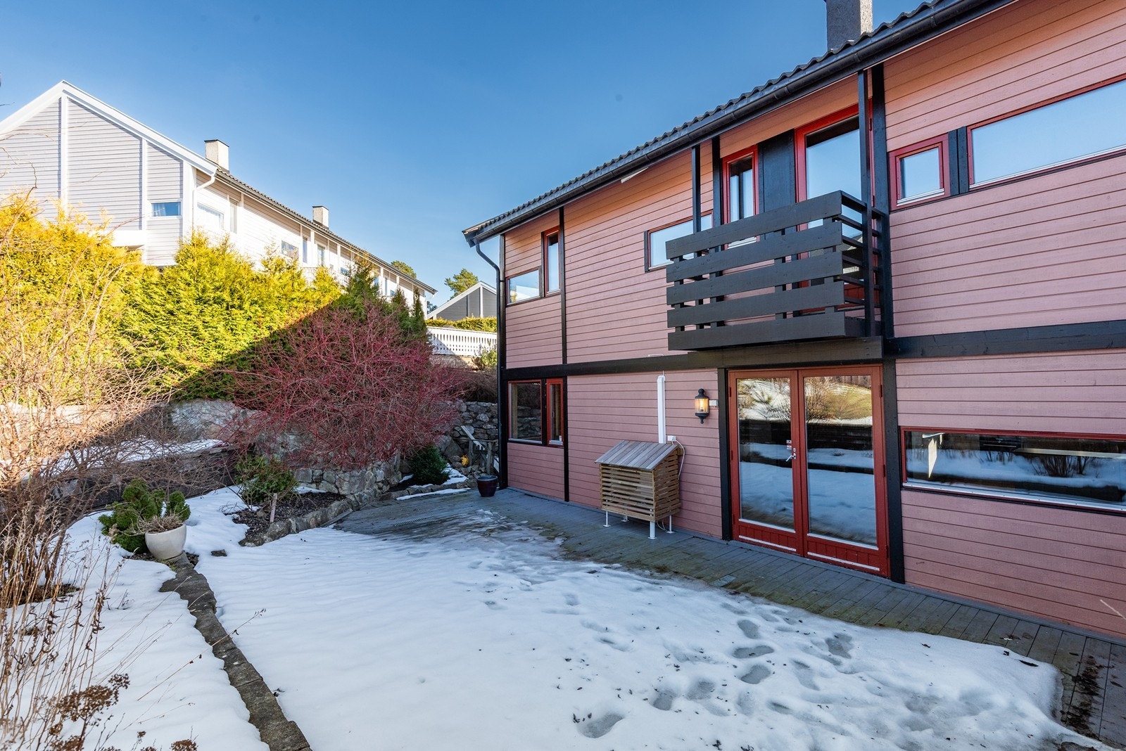 Den vestvendte uteplassen byr på stor markterrasse der lange sommerdager kan nytes. Galleribilde