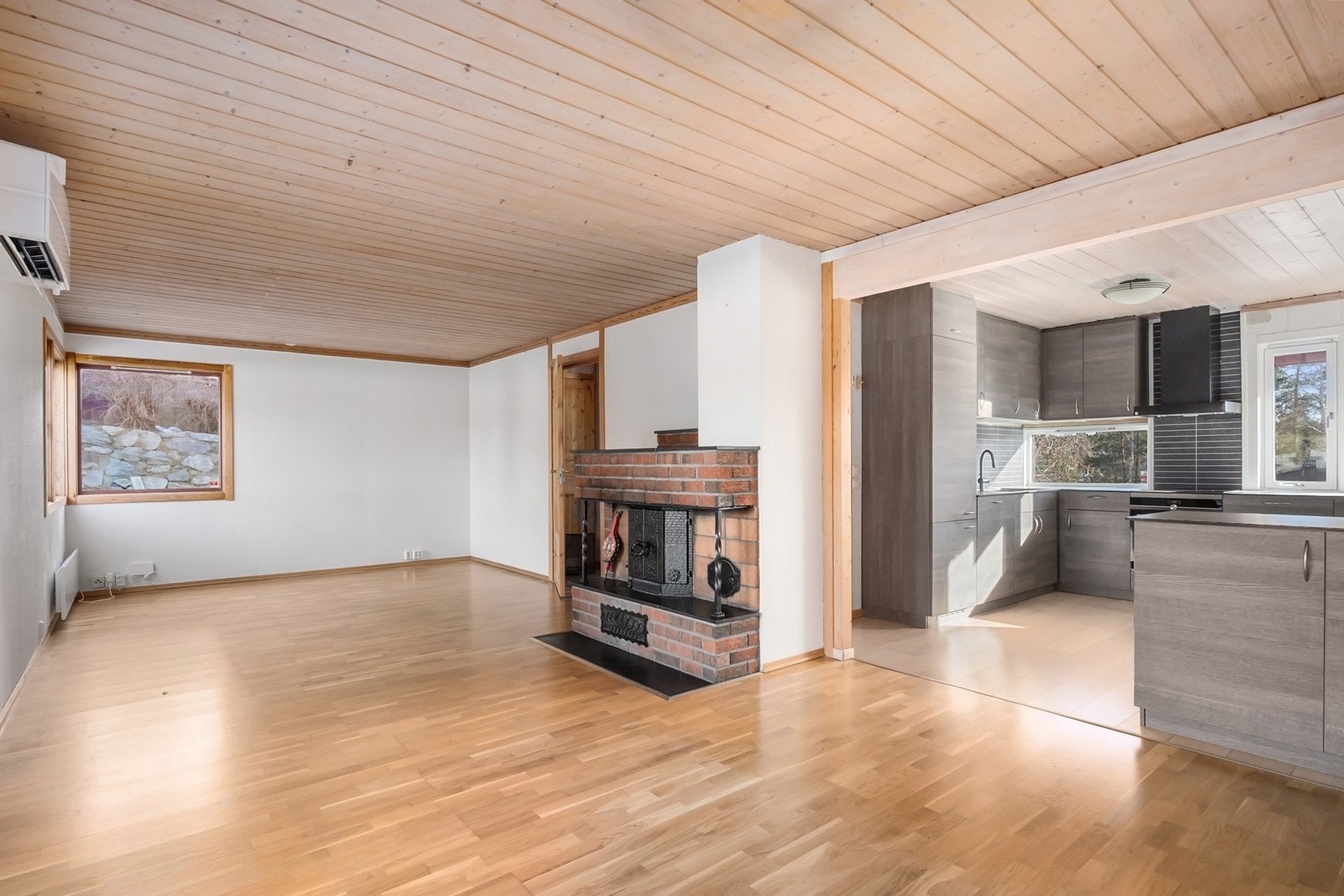 Stuen i 1. etasje blir boligens sosiale samlingspunkt med sin gode størrelse for både sofaløsning og spisestue. Galleribilde