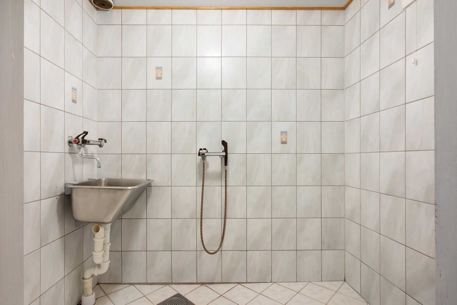 vaskerommet er utstyrt med utslagsvask og hånddusj. Galleribilde