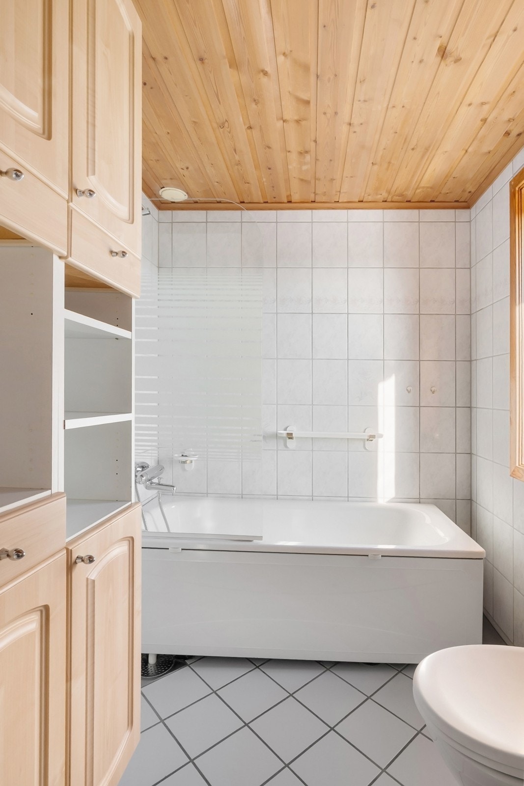 Bad, toalettrom og vaskerom har alle flislagt gulv med varmekabler. Galleribilde