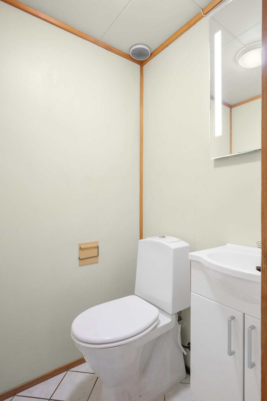 Toalettrom er enkelt innredet med toalett og servantskap. Galleribilde