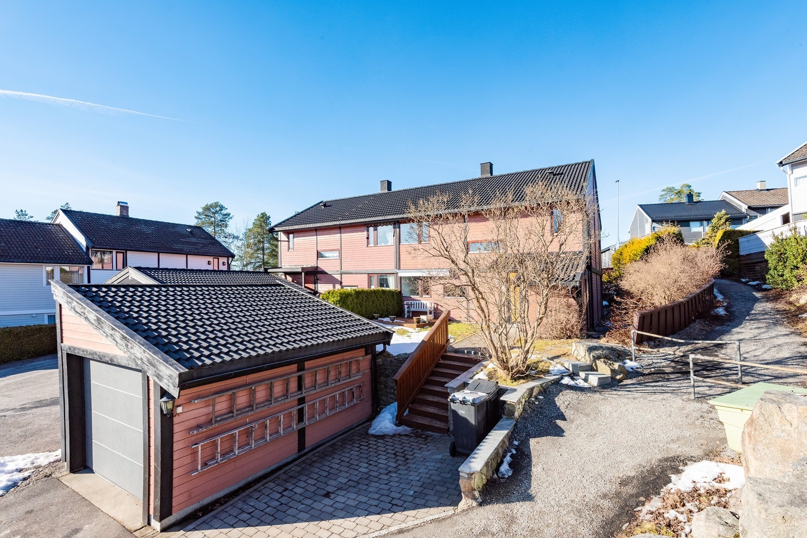 Det er enkel adkomst til garasje med elbillader og elektrisk port. Galleribilde