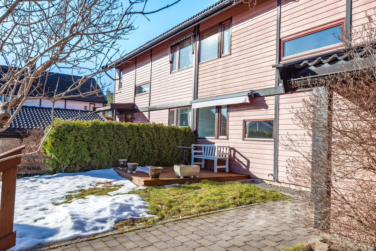 Et trivelig inngangsparti ønsker velkommen med plass til å nyte morgensolen på terrasse med markise. Galleribilde