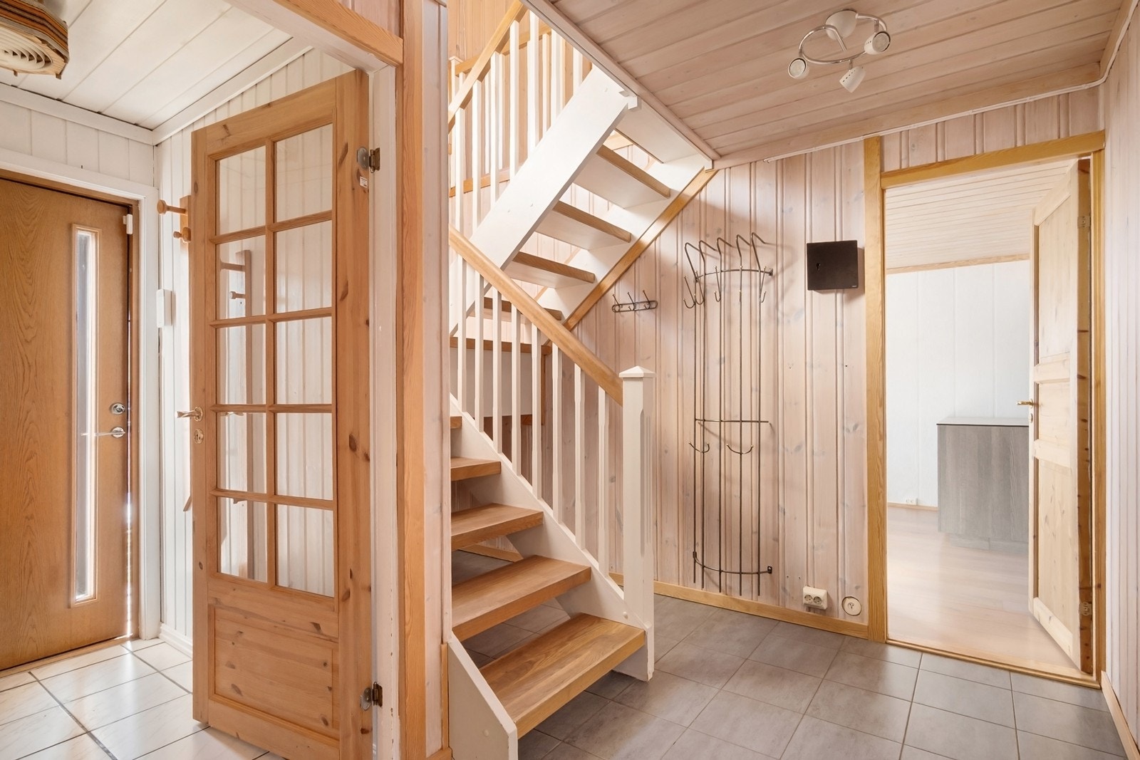 Trapperom/hall med gulvvarme gir videre adkomst til alle etasjens rom og trapp opp til 2. etasje. Galleribilde