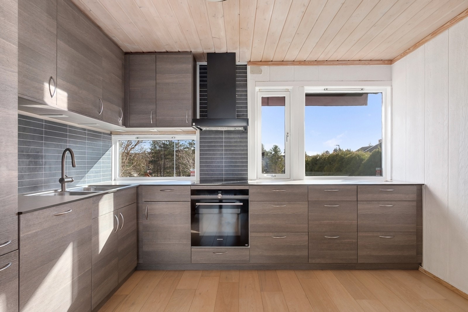 Kjøkkenet var nytt i 2019 med integrerte hvitevarer. Store vindusflater gir gode lysforhold og hyggelig utsyn mot nabolaget. Galleribilde