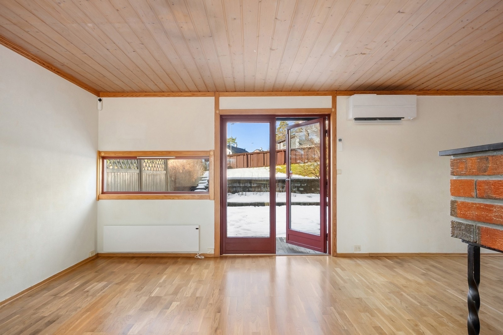 Dobbel glassdør fører fra stuen ut til hage og terrasse på baksiden. Galleribilde