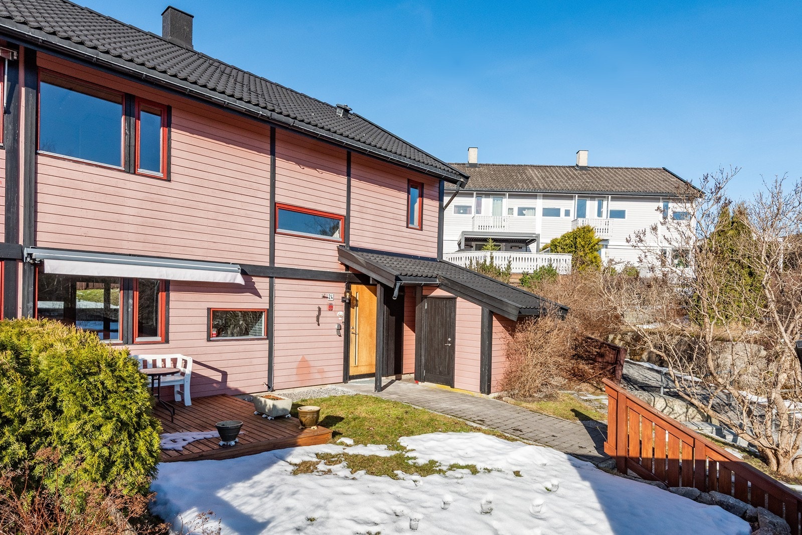 Halvpart av tomannsbolig over to plan i et familievennlig boligområde - velkommen inn. Galleribilde