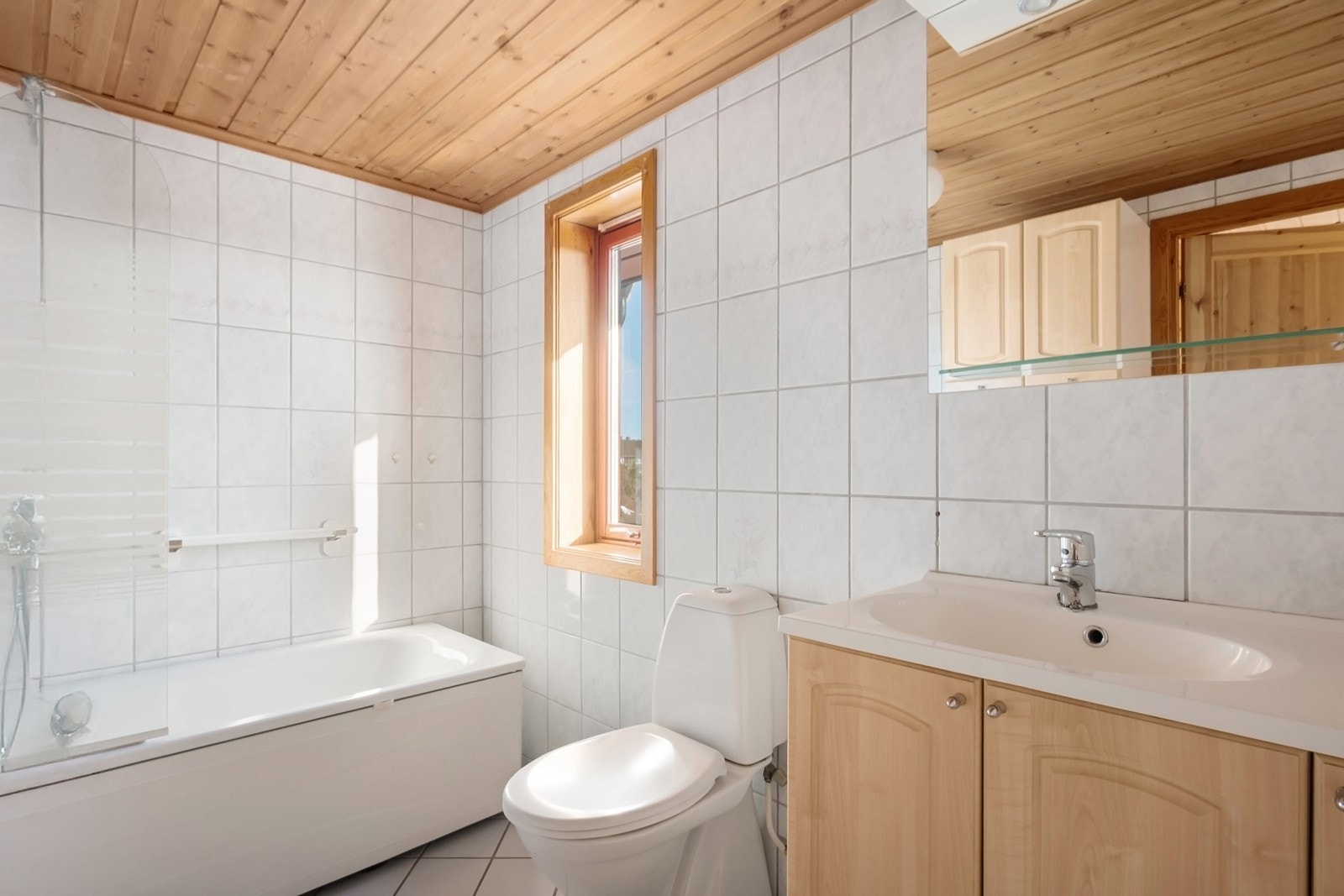 Badet har fin størrelse og er innredet med badekar med dusj, toalett og skapinnredning. Galleribilde