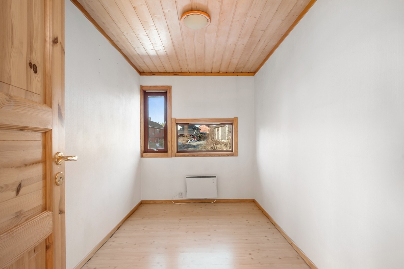 Boligen har tre gode soverom med lyse overflater. Galleribilde