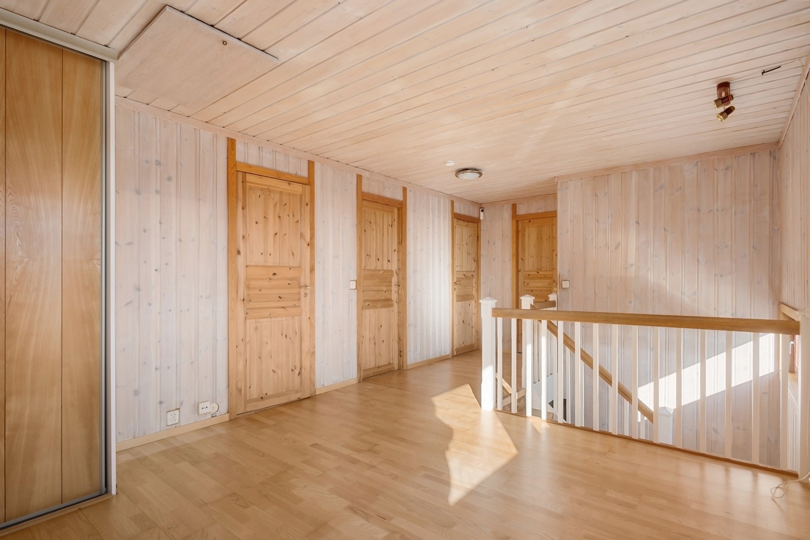 I 2. etasje er de tre soverommene praktisk plassert, i tillegg til bod og garderobeskap. Galleribilde