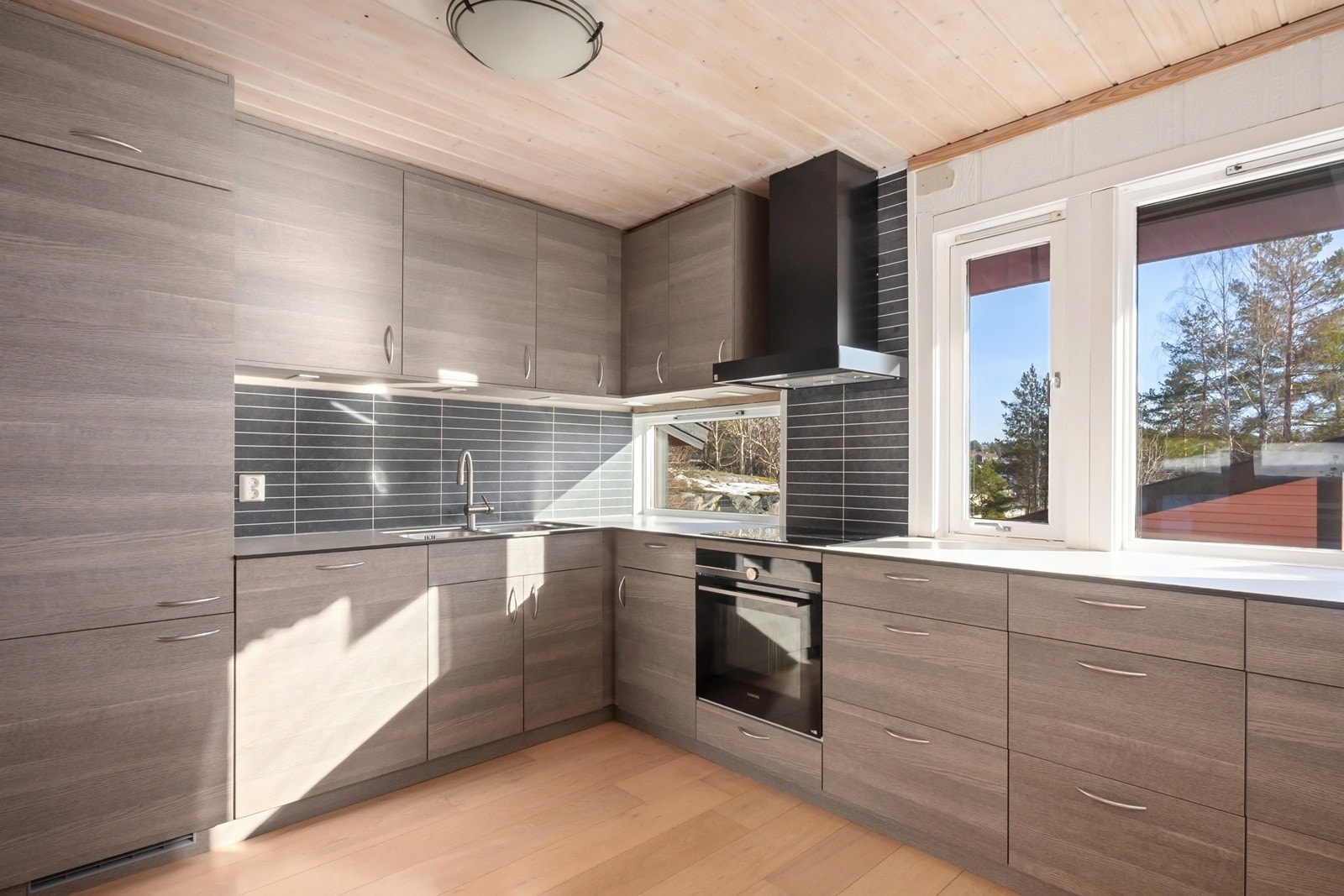 Innredningen har finérbelagte fronter i en elegant, dus trefarge og godt med oppbevaringsplass. Galleribilde