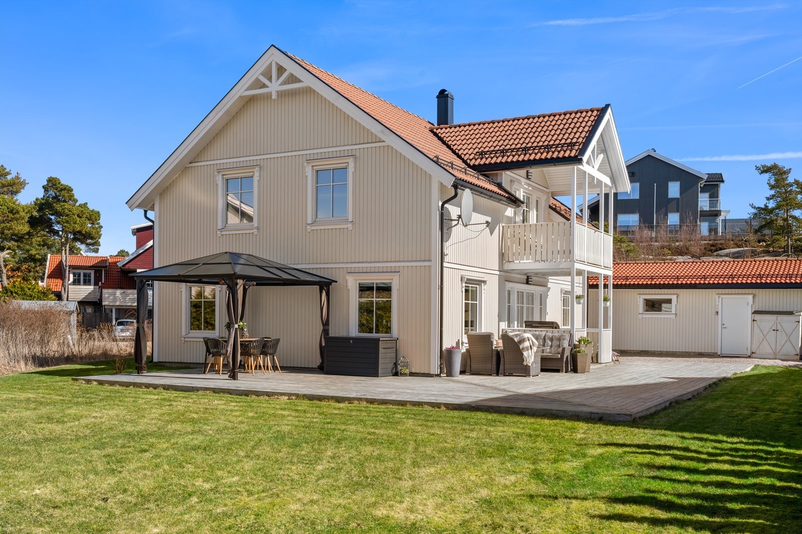 Dette er en flott enebolig beliggende i et veletablert og meget populært boligområde på Asmaløy/Rød. Galleribilde