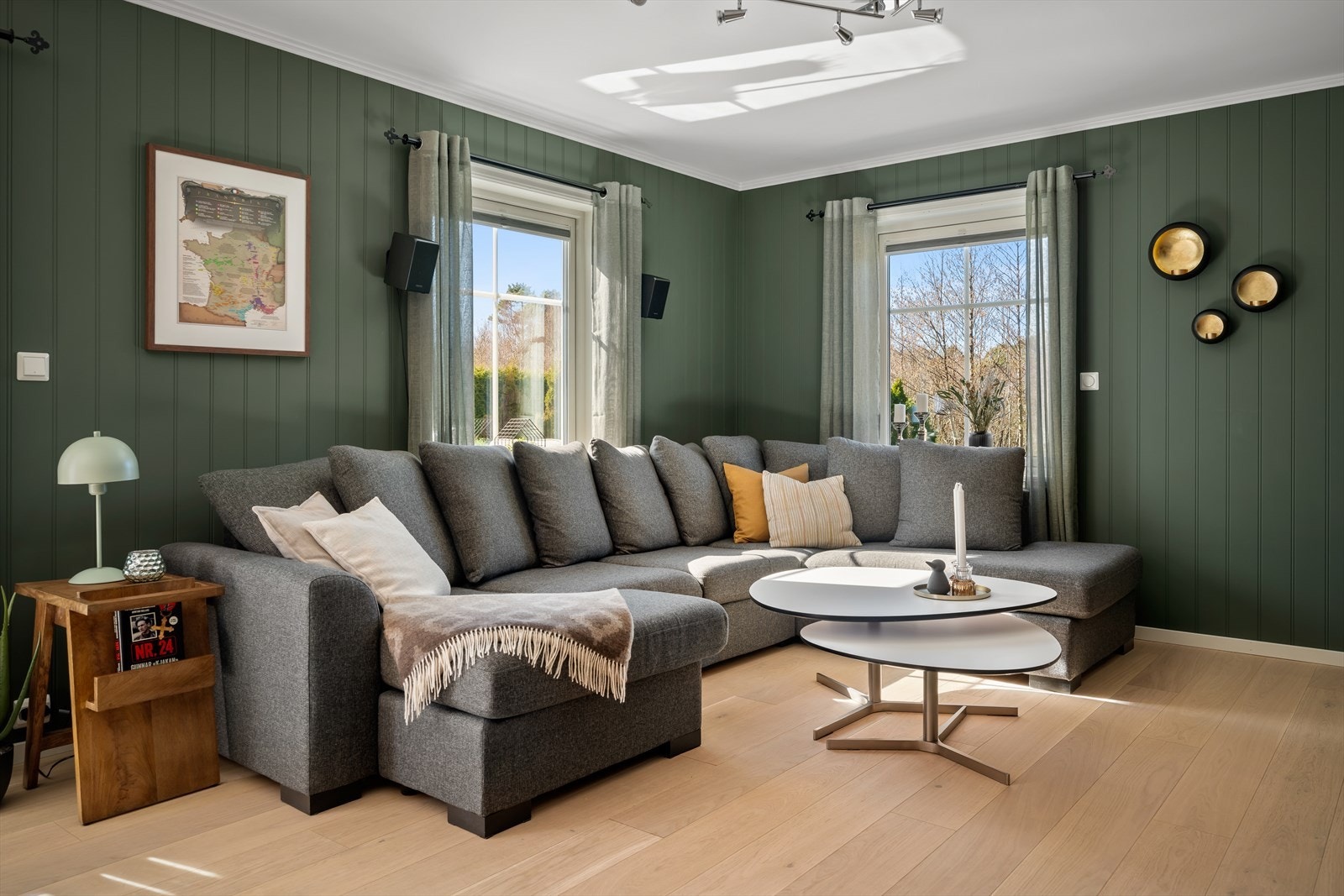 1. etasje har nyere enstavs parkett på gulvene. Galleribilde