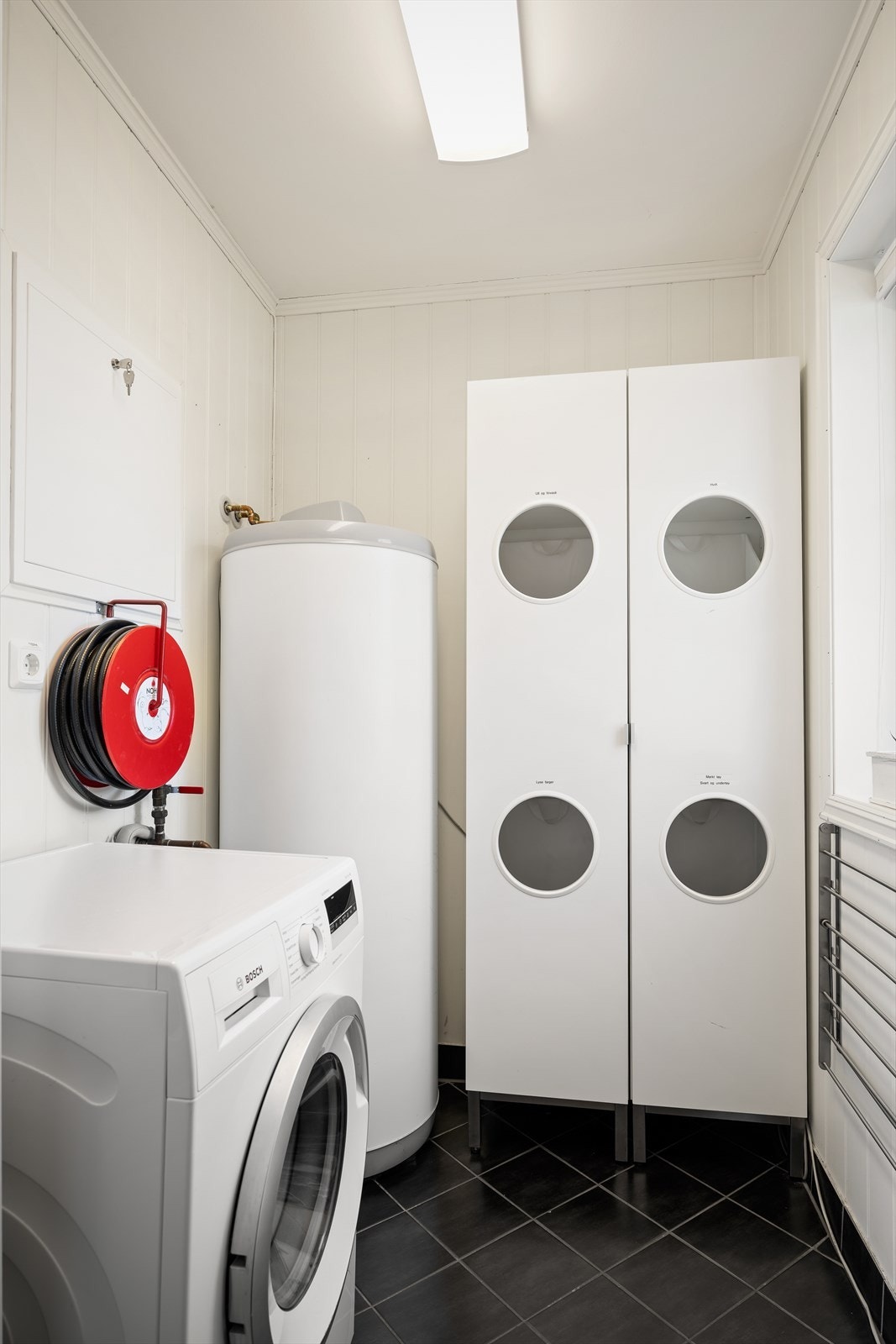 Vaskerom/teknisk bod har fliser på gulvet og malte panelplater på veggene. Galleribilde