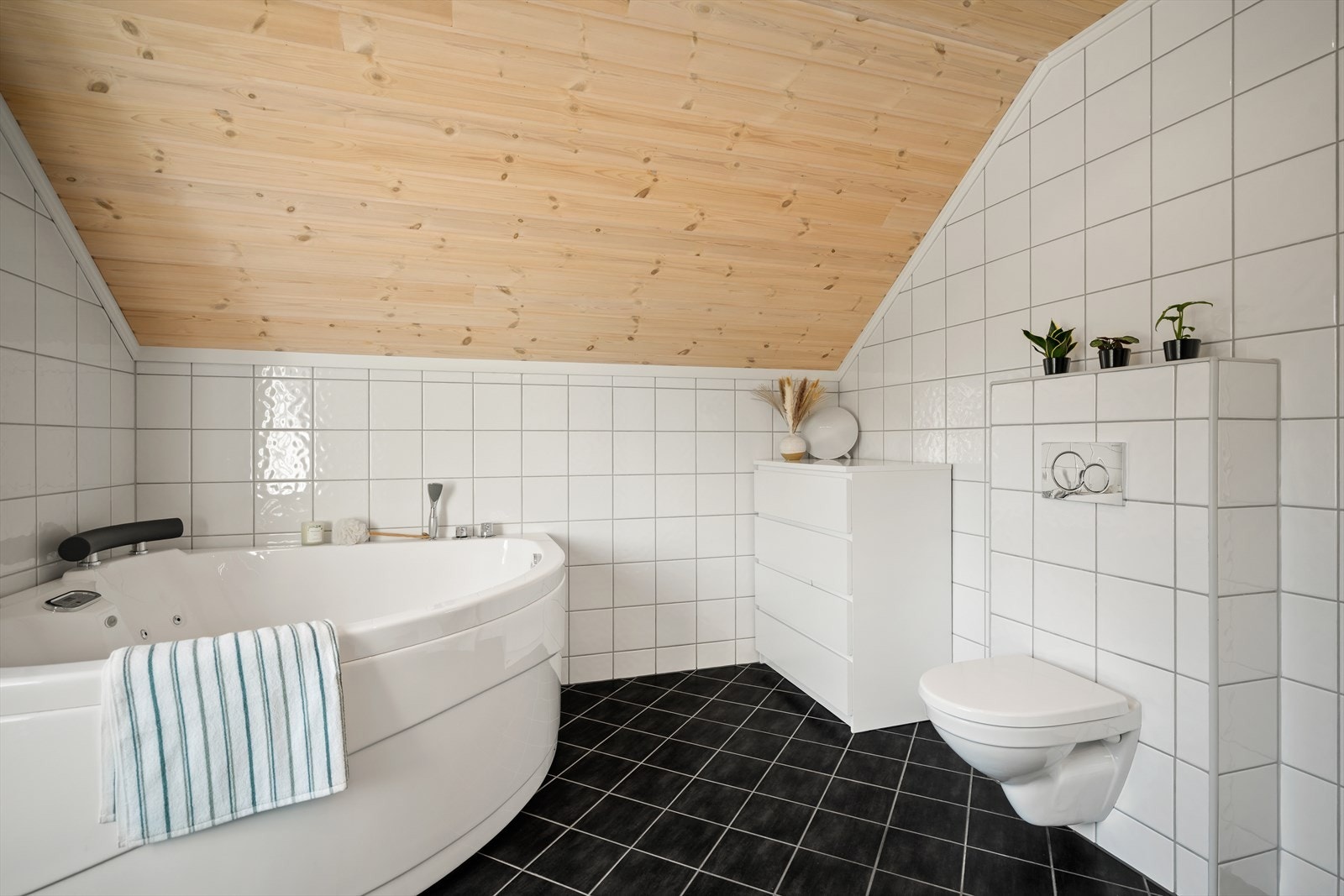 Baderommene har varmekabler i gulvet og panel i himlingen. Galleribilde