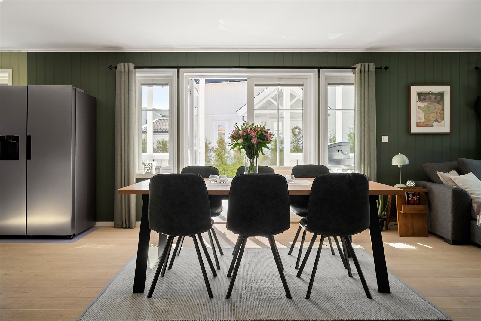 Stuen er naturlig oppdelt i ulike soner, både for dagligstue, spisestue og kjøkken. Galleribilde