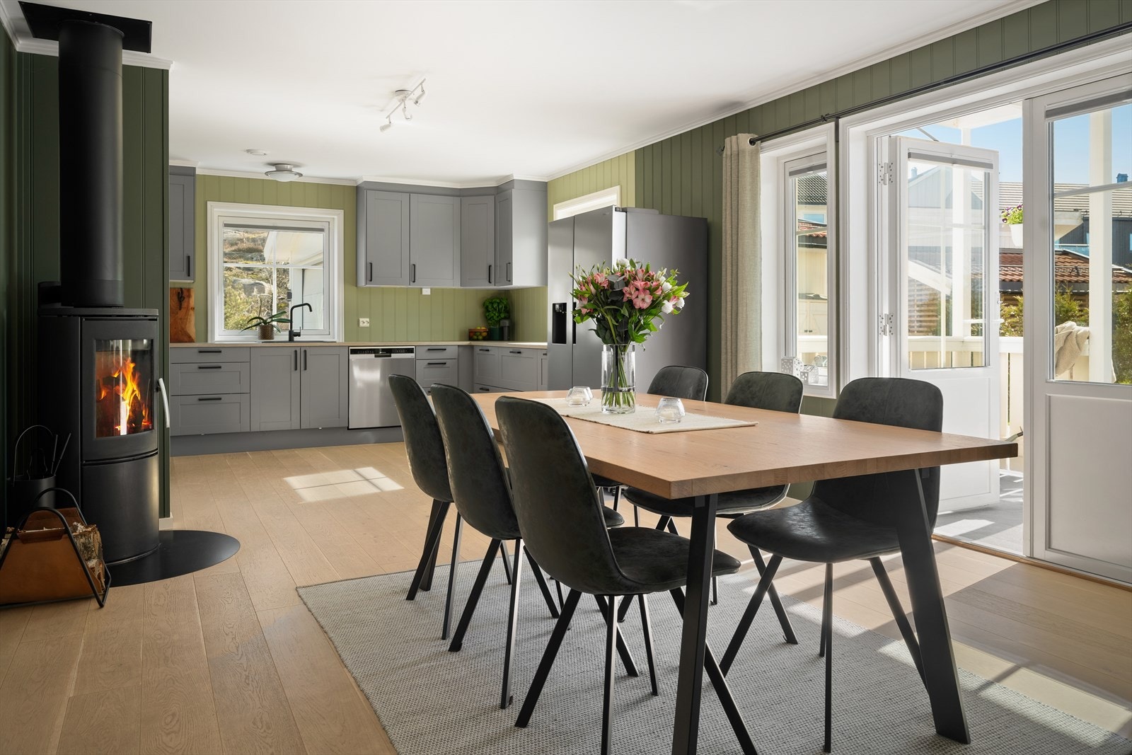 Gjennomtenkt planløsning- Åpen stue- og kjøkkenløsning, store vinduer med mye lysinnslipp og god plass til hele familien. Galleribilde