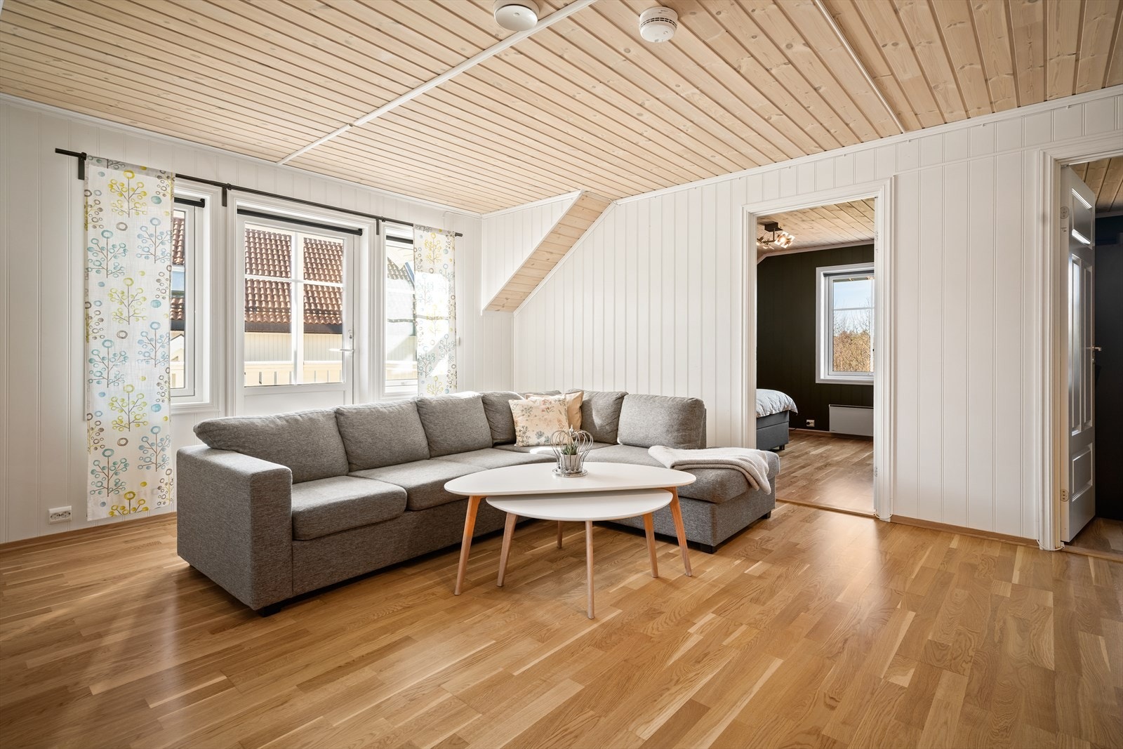 Loftsstuen har god plass og det er terrassedør ut til hyggelig balkong. Galleribilde