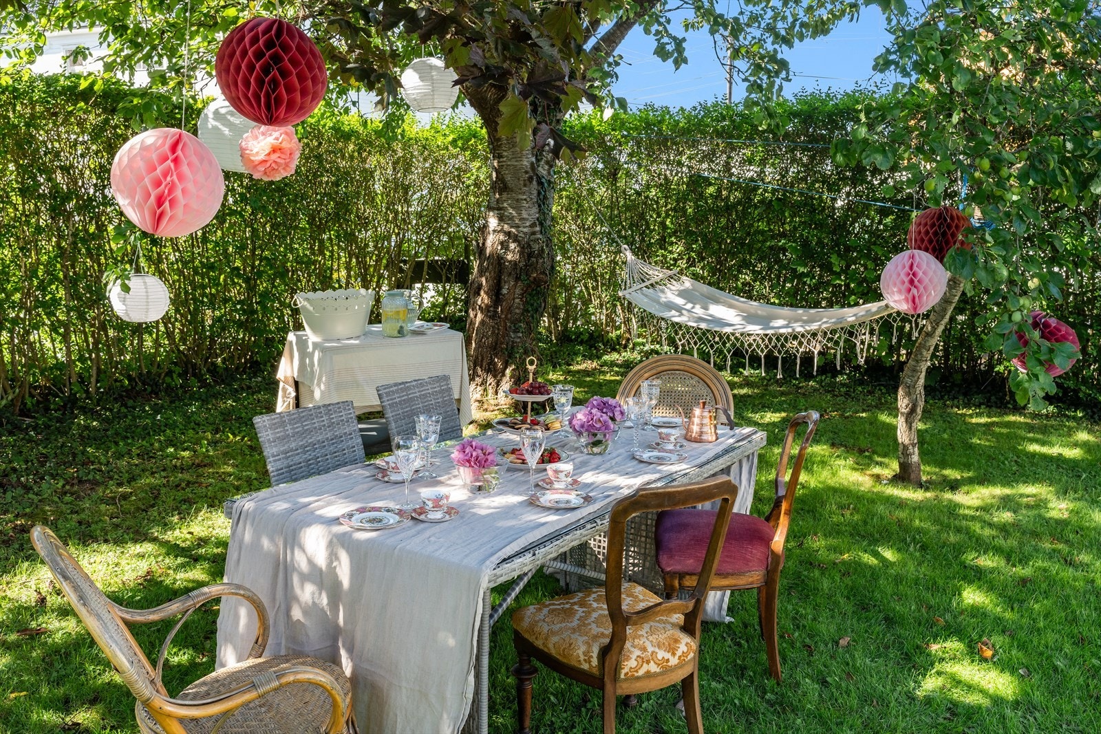 Hagen egner seg spesielt godt til utemøbler og sosiale samlinger rundt langbord Galleribilde