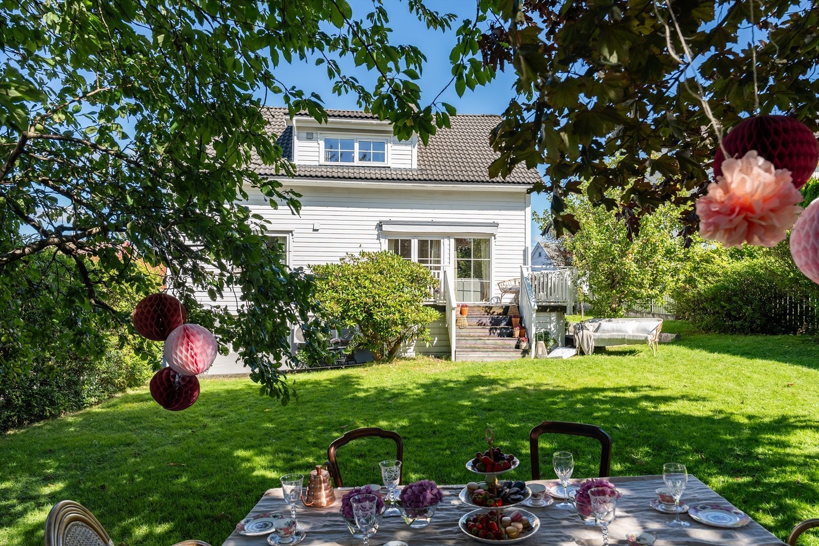 Usjenert og solfylte utearealer Galleribilde