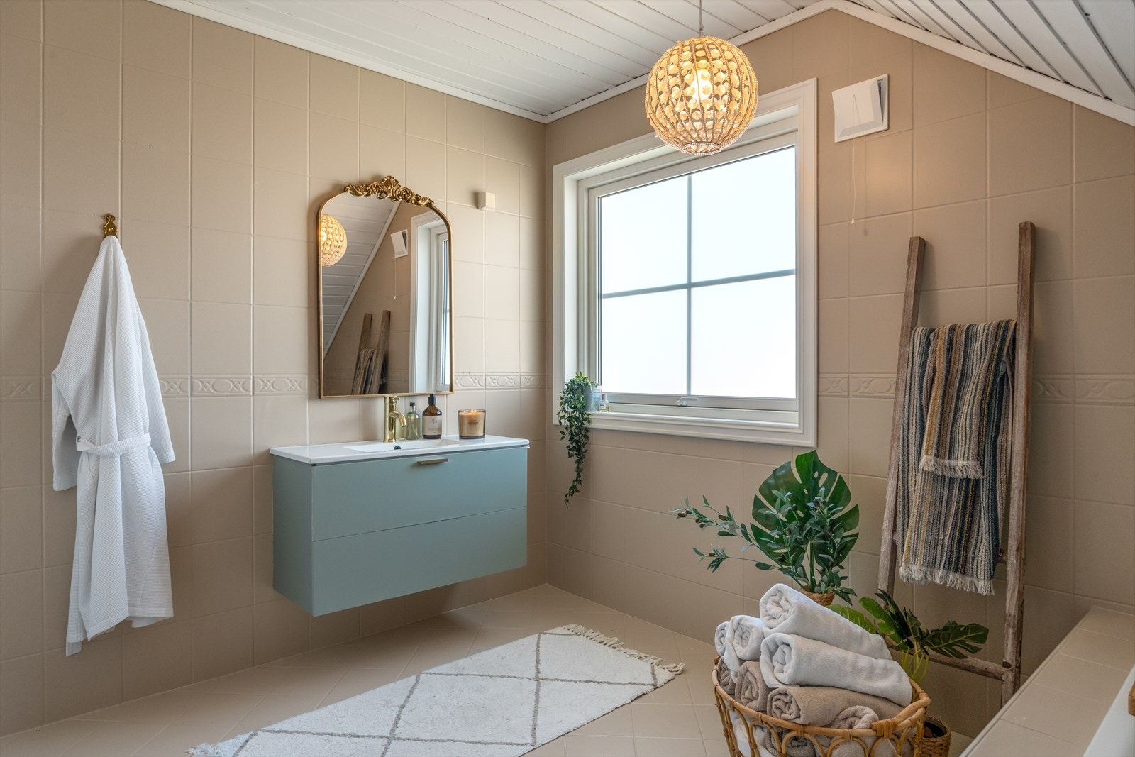 Estetisk og pent helfliset bad av god størrelse Galleribilde