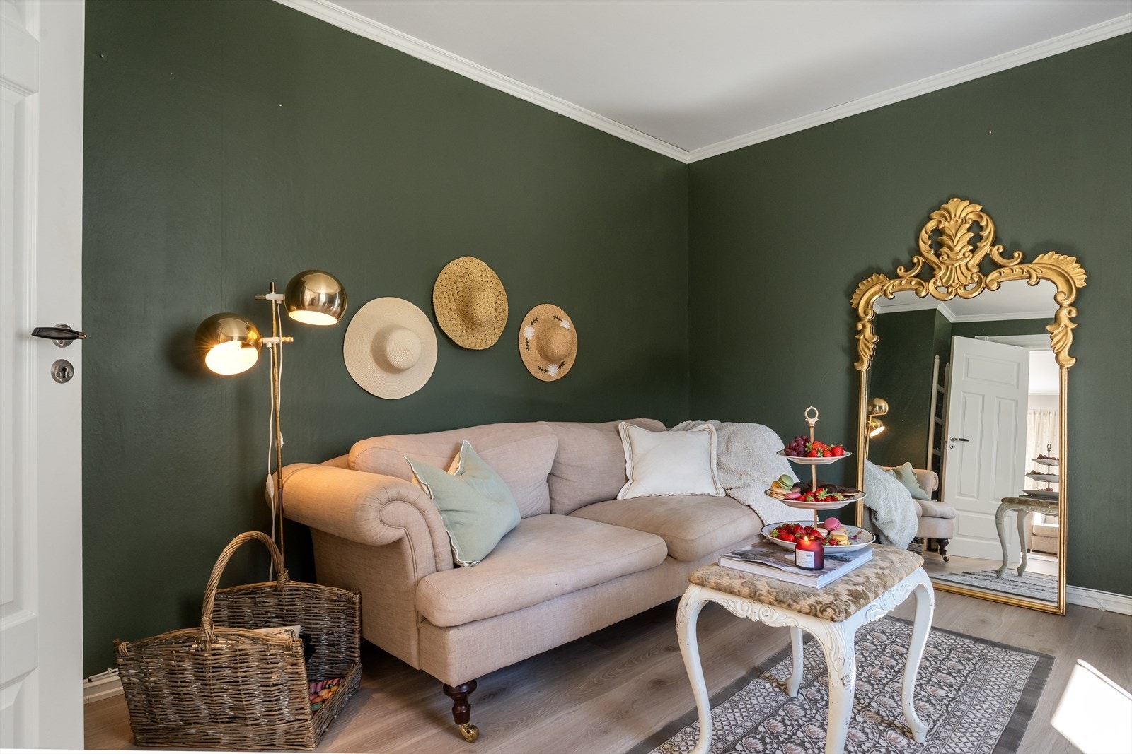 Trivelig tv-stue / soverom Galleribilde