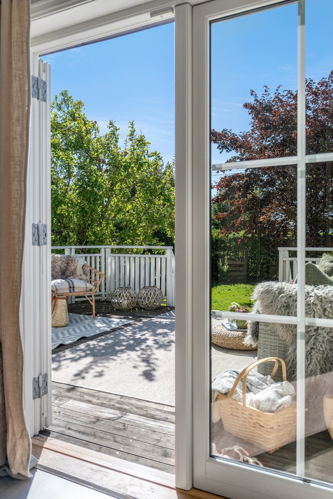 Behagelig lys romfølelse m/utgang til terrasse Galleribilde