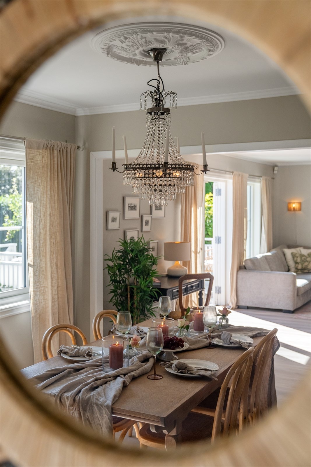 Harmonisk stue m/spisestuedel, tidløs takdetaljer over lysekronen og tv-stue Galleribilde