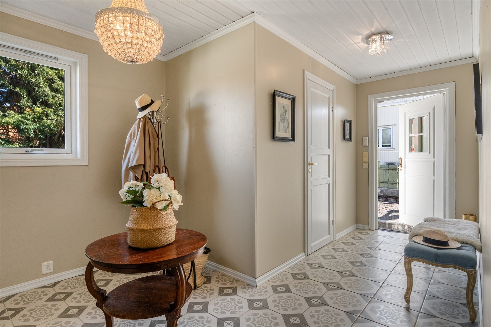 Her ønskes en velkommen av luftig og innbydende entrè med god plass til å henge fra seg yttertøy og plassere sine sko Galleribilde