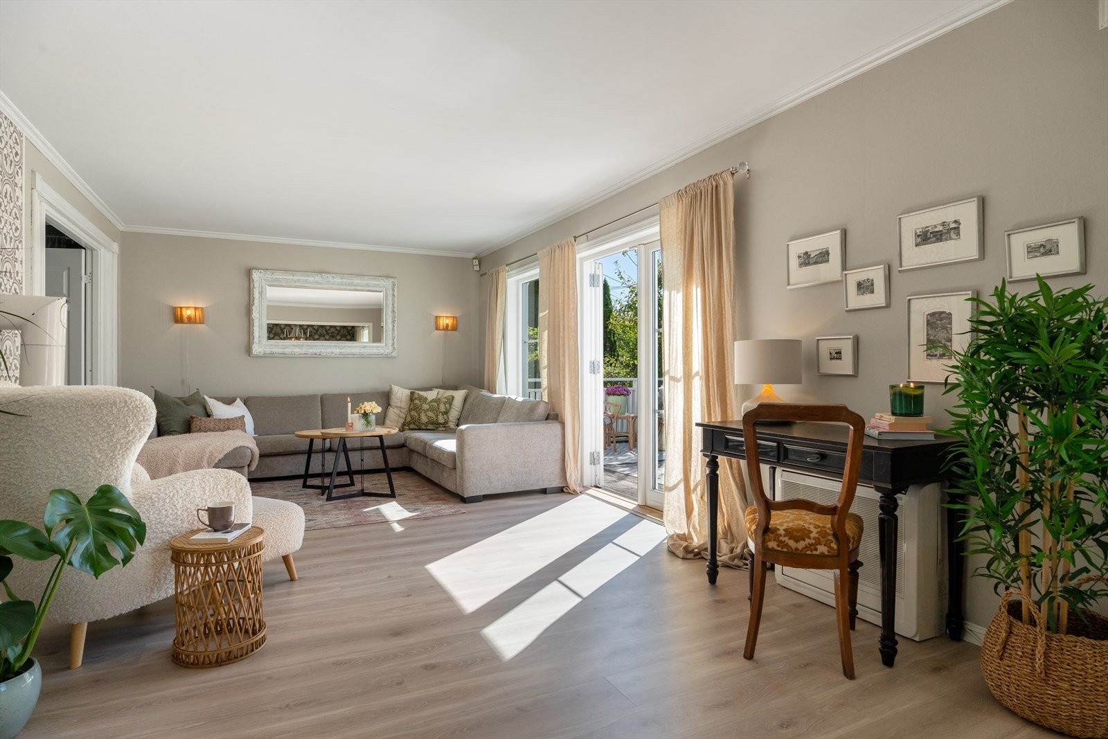 Stuen har varmepumpe og vedfyr som sikrer en behagelig innetemperatur Galleribilde