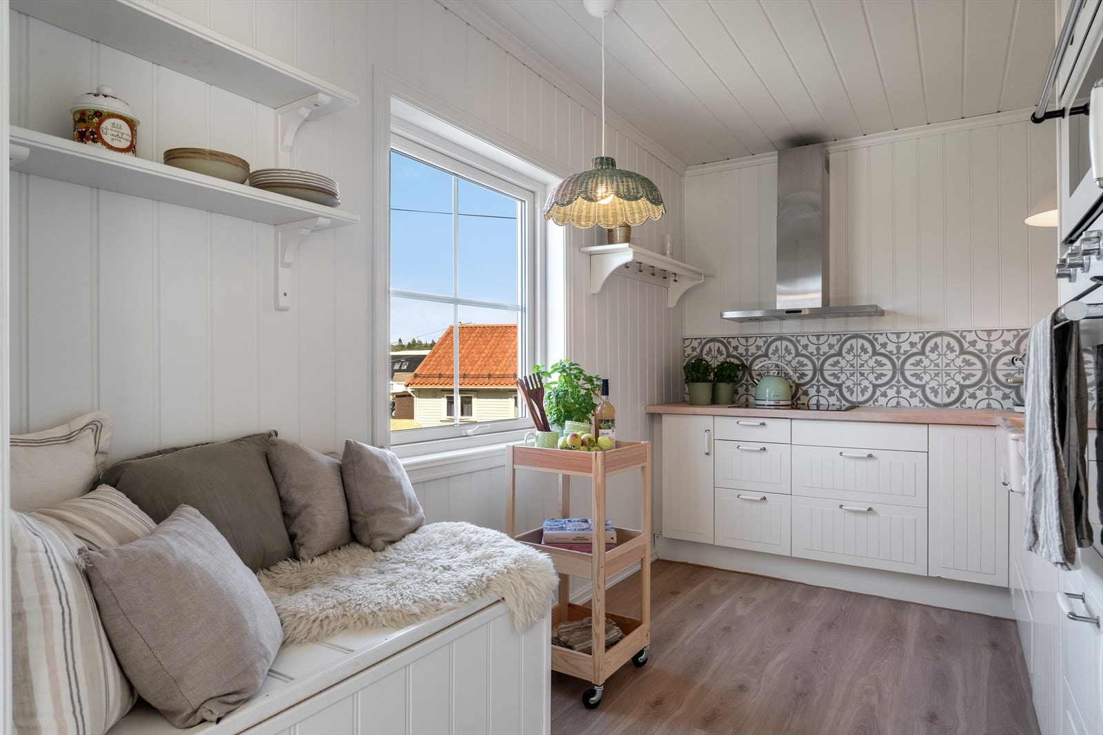 Inneholder steketopp, vifte, vask, oppvaskmaskin, stekeovn, mikrobølgeovn og kjøleskap m/frys Galleribilde