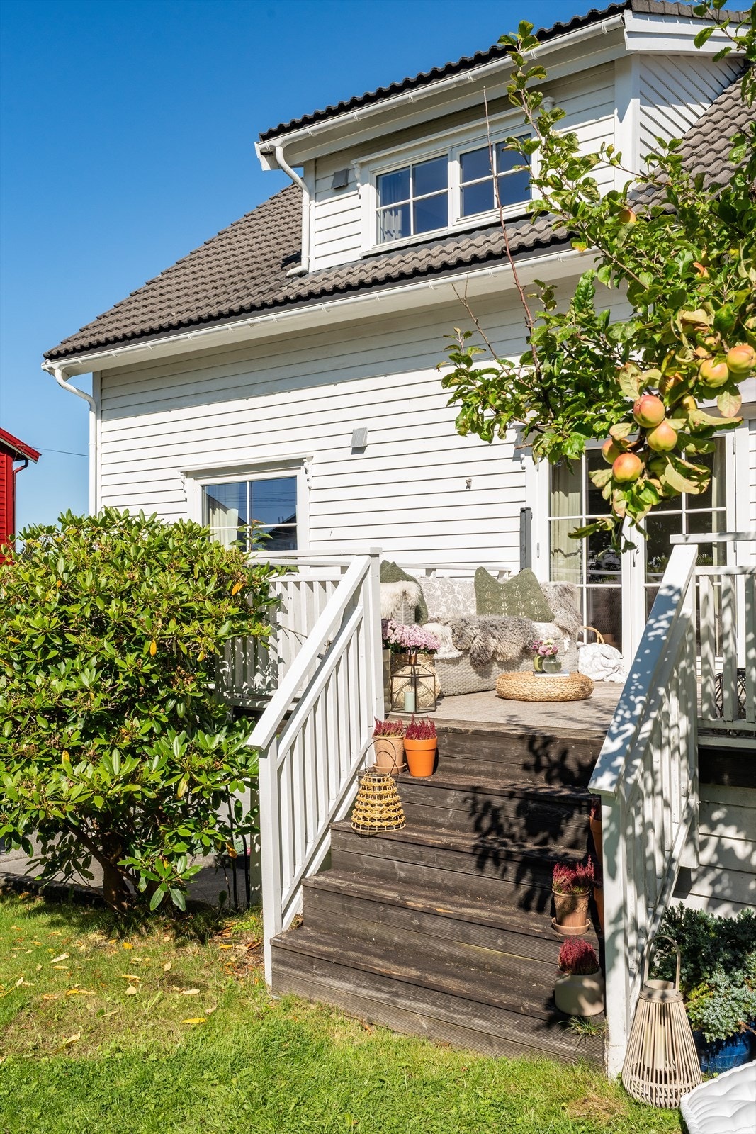 Klassisk sjarm fra terrasse til plen Galleribilde