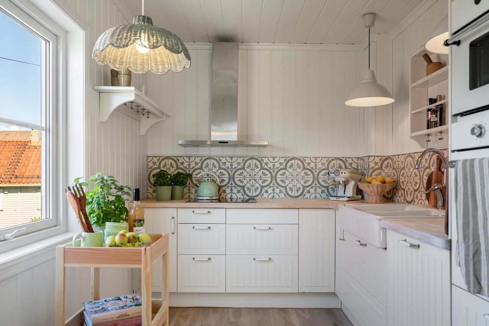 IKEA kjøkken med god skap- og benkeplass til det kjøkkenutstyret en skulle trenge Galleribilde