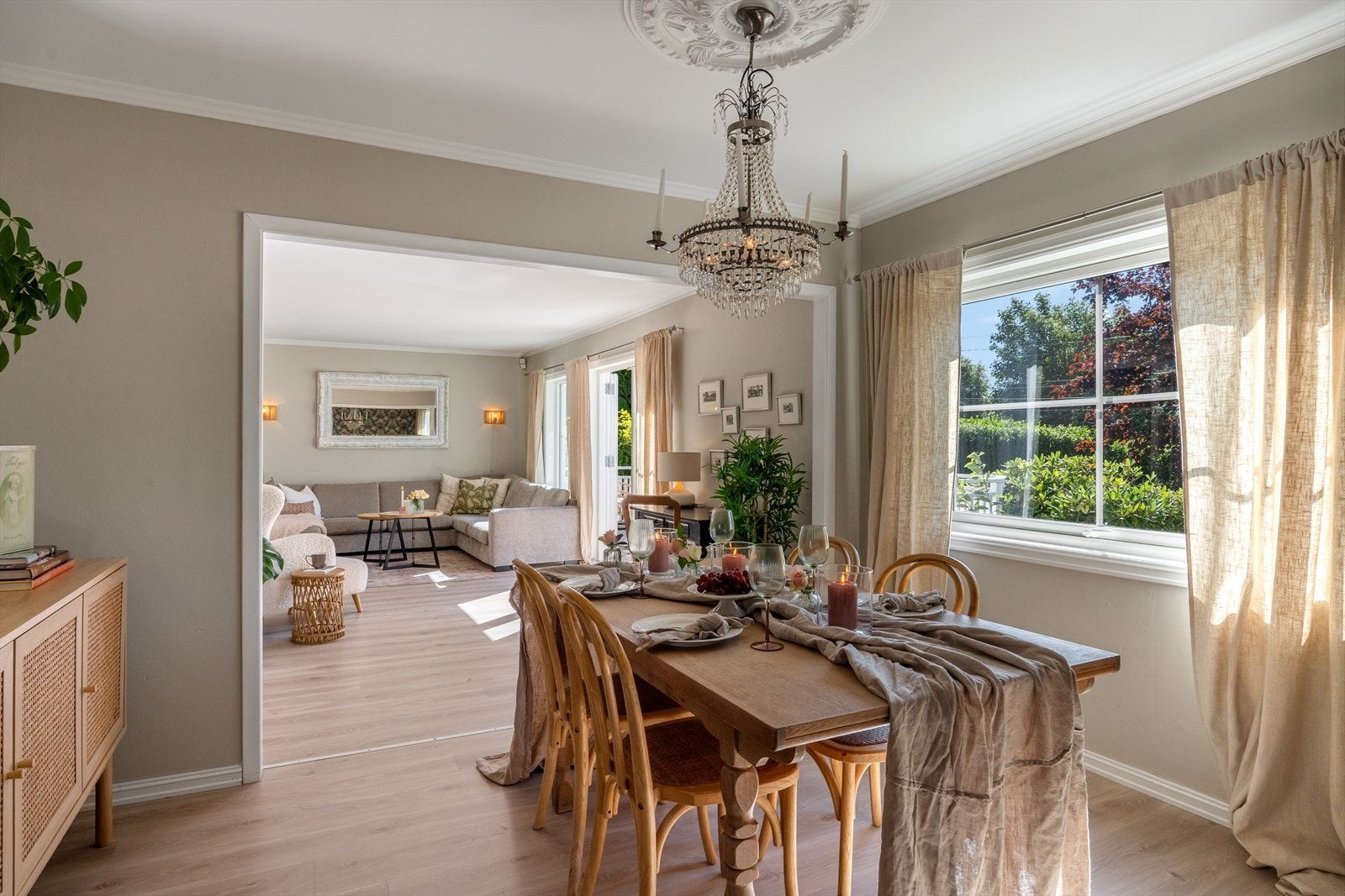 God plass til spisegruppe i spisestue del. Galleribilde