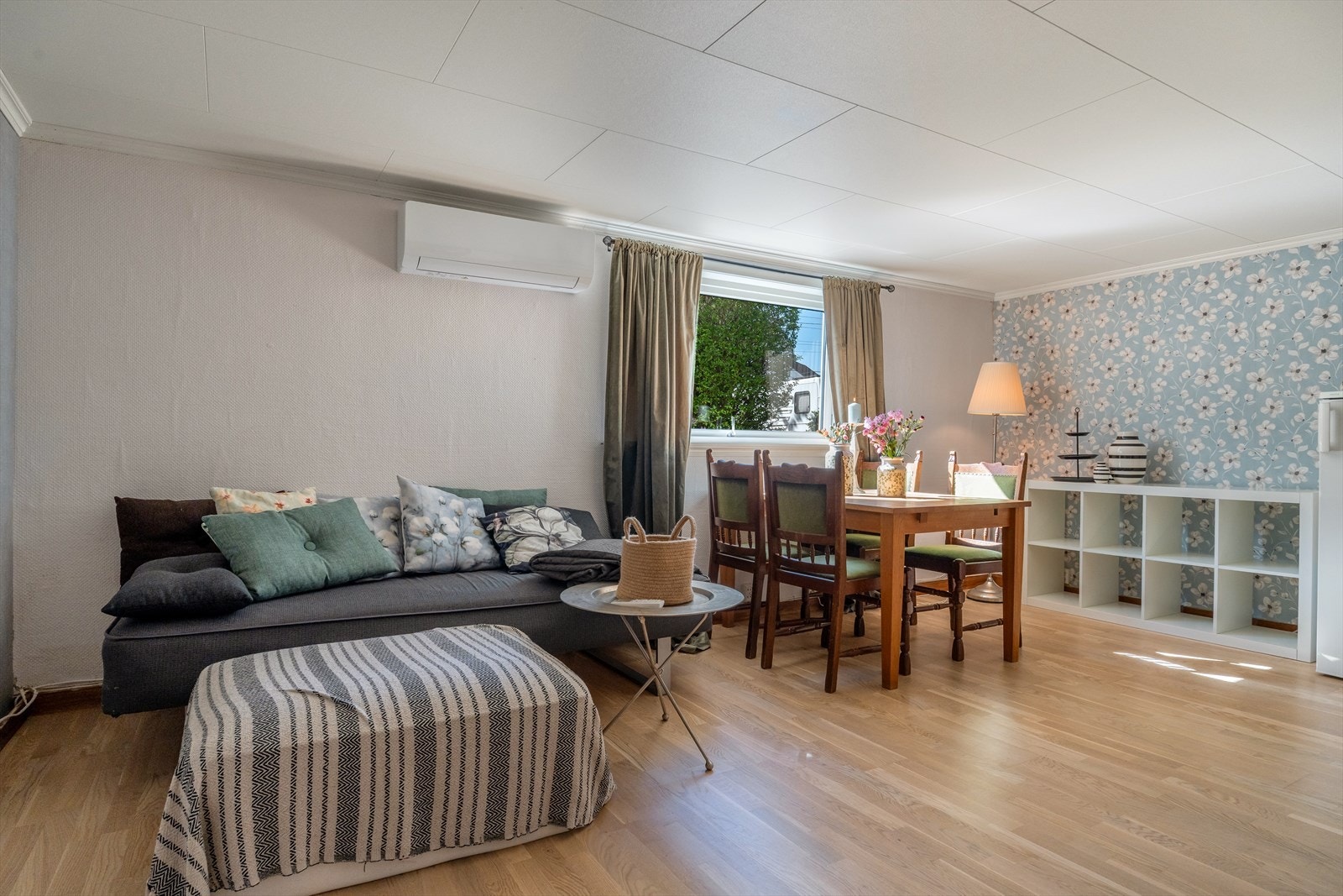 Kjekk kjellerstue med åpen løsning til kjøkken og ny varmepumpe (2025) Galleribilde