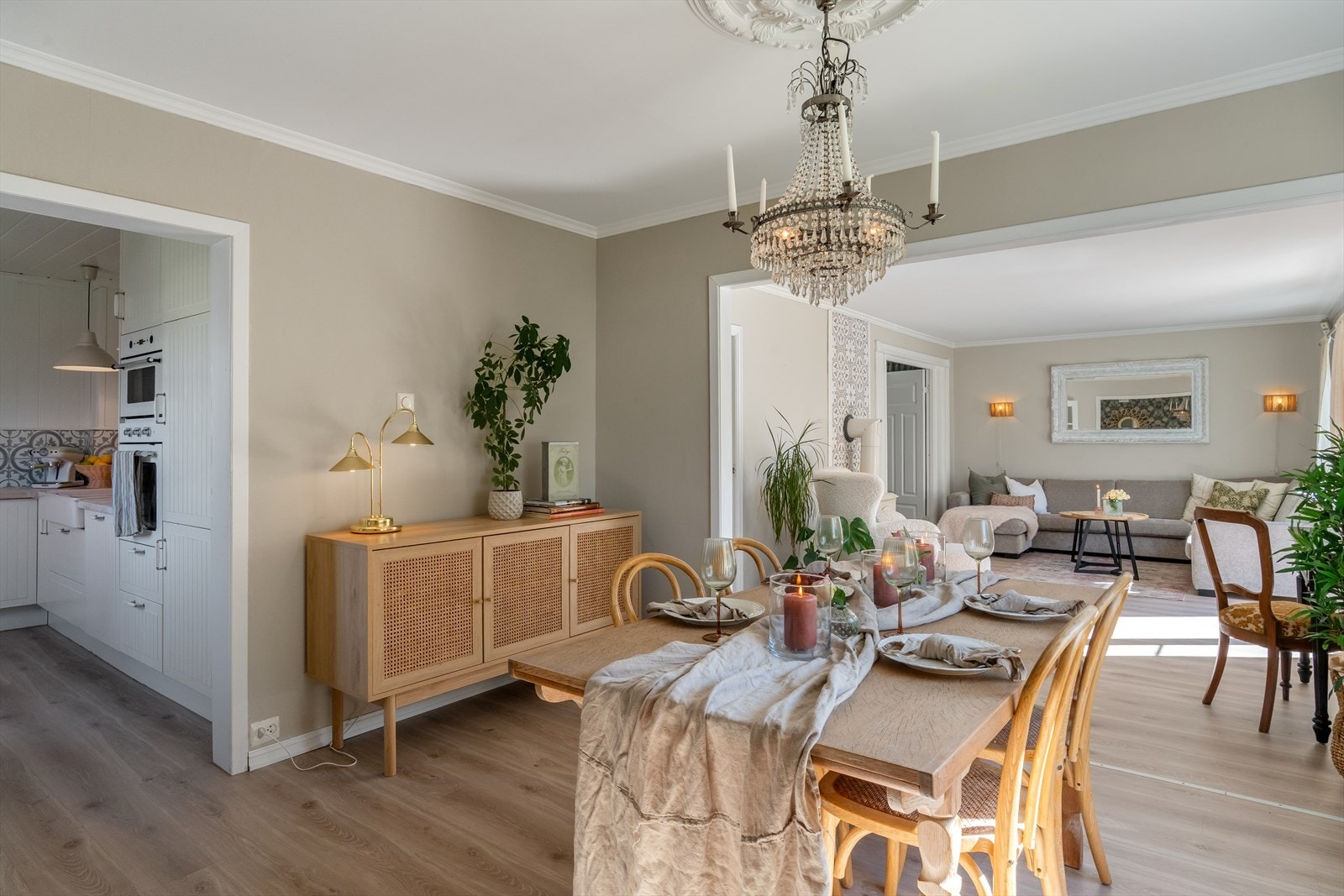 Stue har åpen løsning til kjøkken Galleribilde