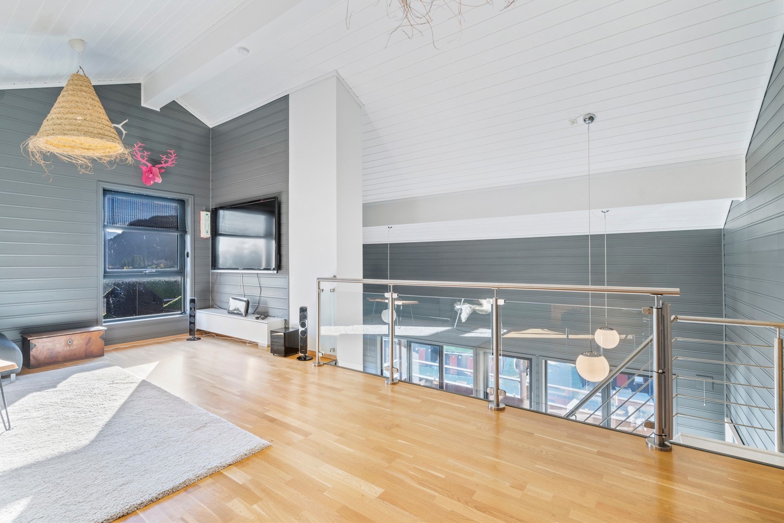 Hems med god takhøyde og fungerer perfekt som en ekstra stue eller TV-krok. Galleribilde