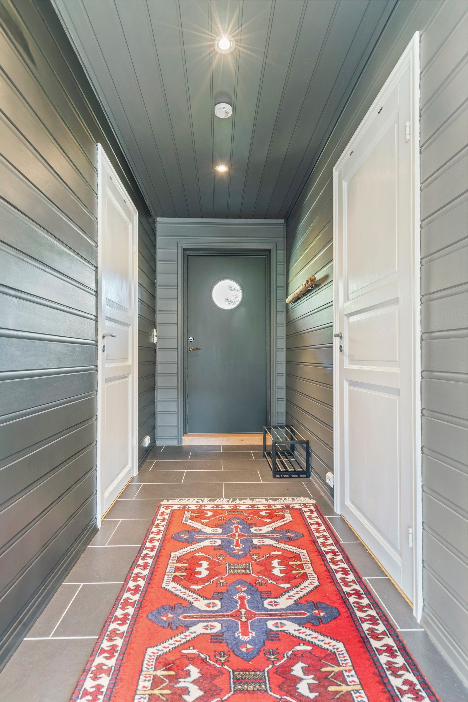 Når du kommer inn, møter du en praktisk gang med plass til å henge fra seg yttertøy og sette skoene. Galleribilde