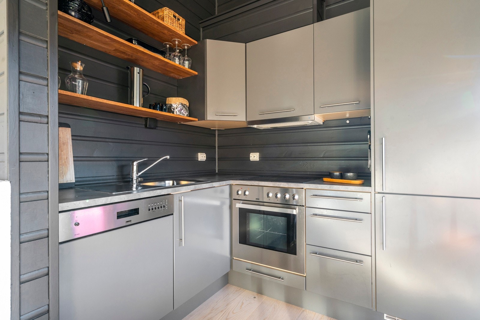 Kjøkkenet er lite, men svært funksjonelt og godt utnyttet, med alt du trenger for et komfortabelt opphold - inkludert komfyr, oppvaskmaskin, kombikjøleskap og god benkeplass til matlaging. Galleribilde