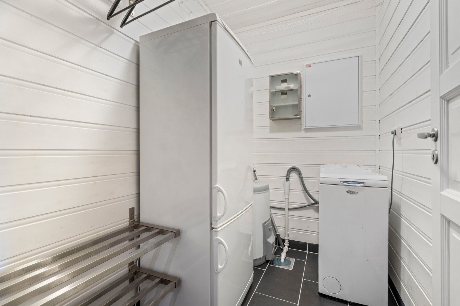 I tillegg finnes et vaskerom kombinert med bod og teknisk rom, med fliser på gulvet og panel på veggene. Galleribilde