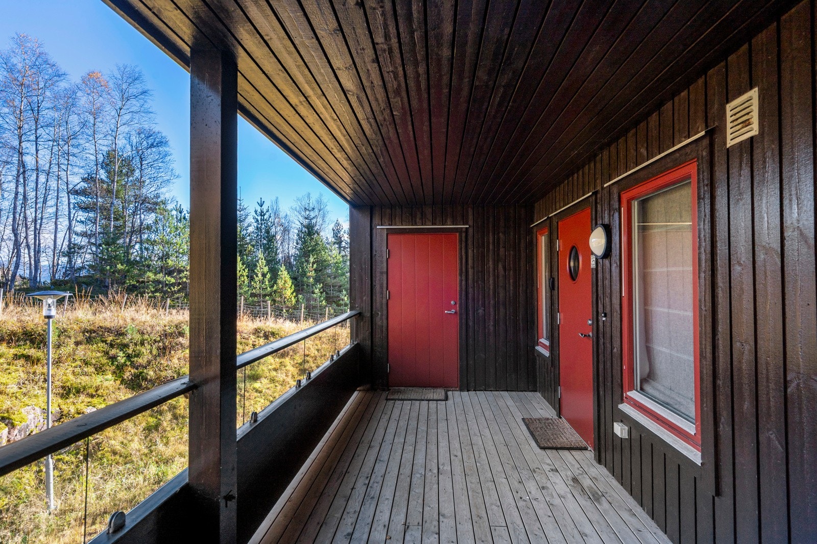 Leiligheten ligger i byggets andre etasje med overbygget inngangsparti. Galleribilde