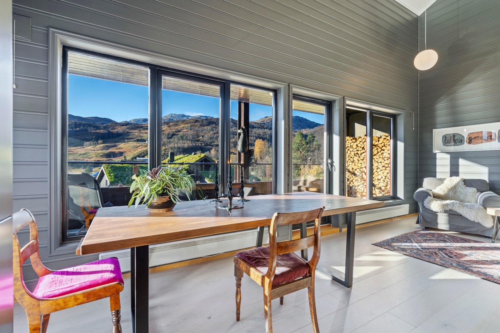 Flott leilighet med hems, stor terrasse og utsikt rett mot skianlegget. Galleribilde