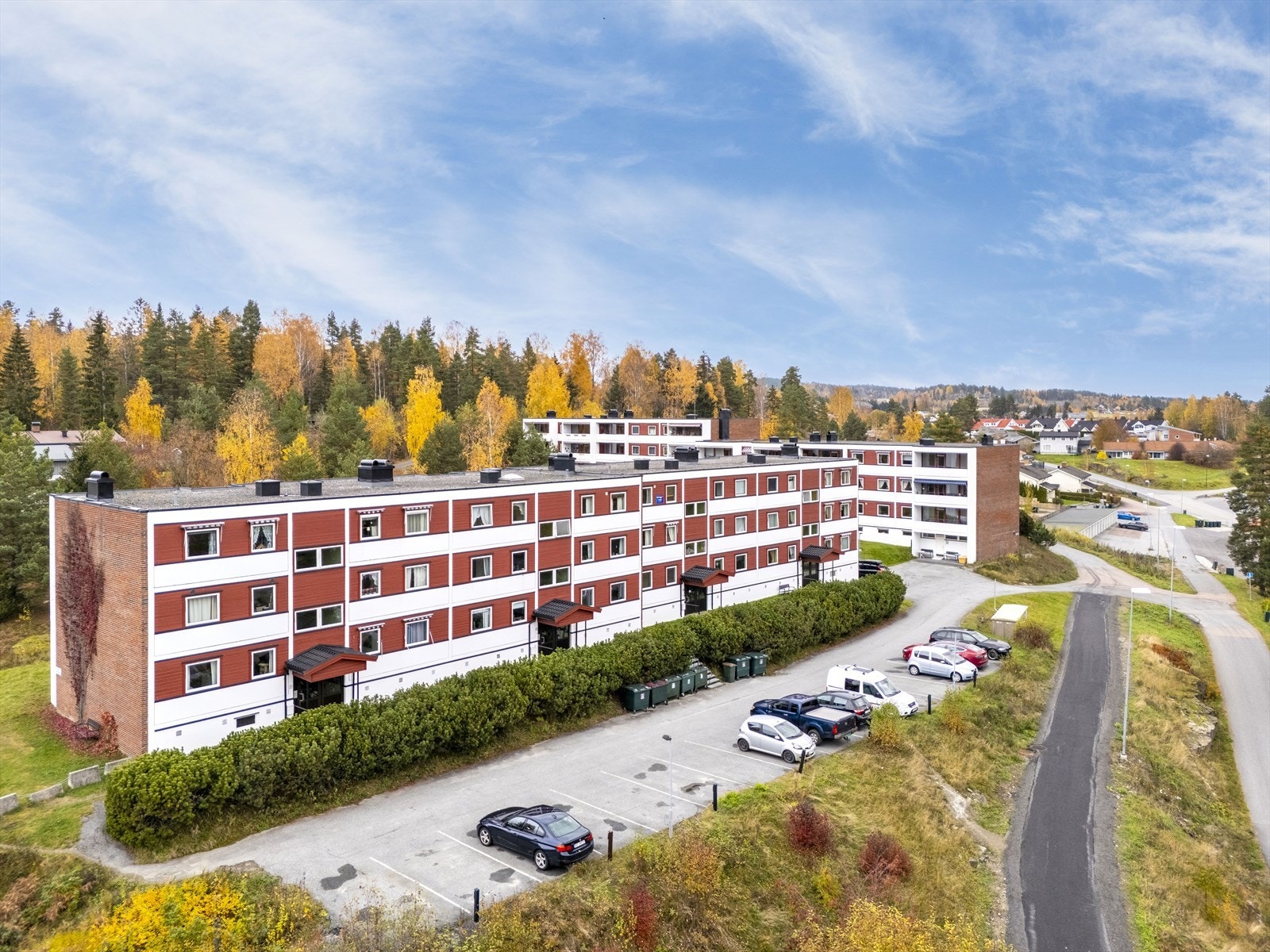 Leiligheten er gjennomgående, med kjøkken og soverom mot øst og stue med balkong mot vest. Galleribilde
