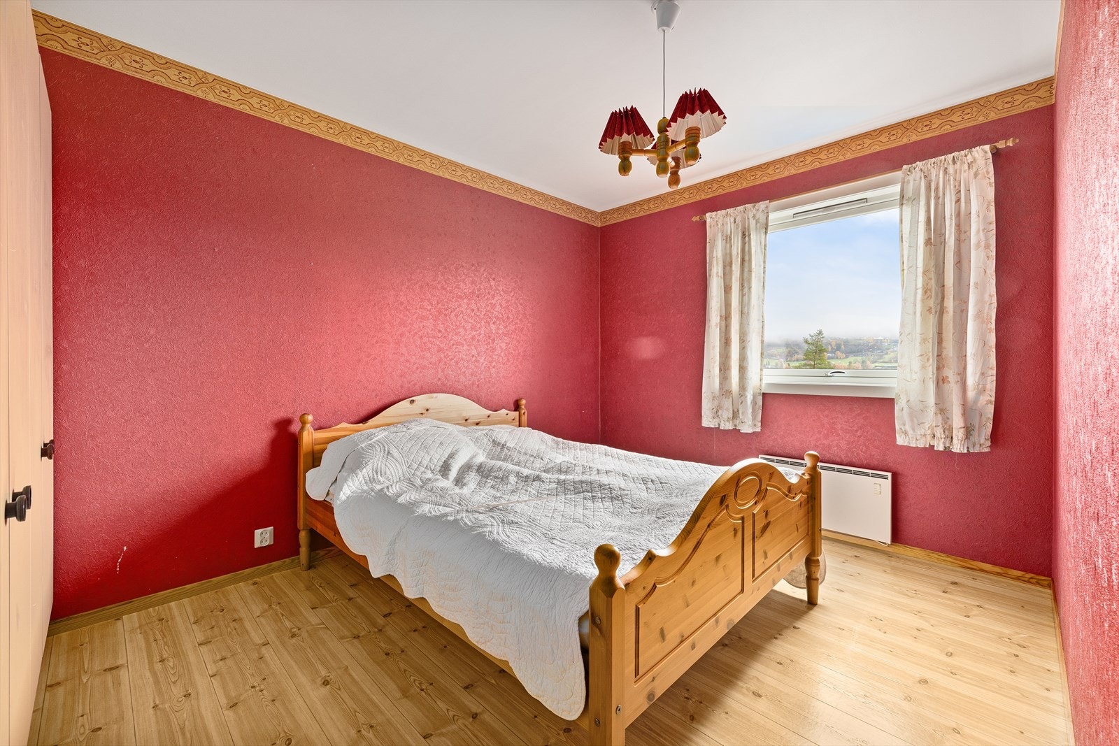 Her er det plass til dobbeltseng og nattbord på begge sider. Galleribilde