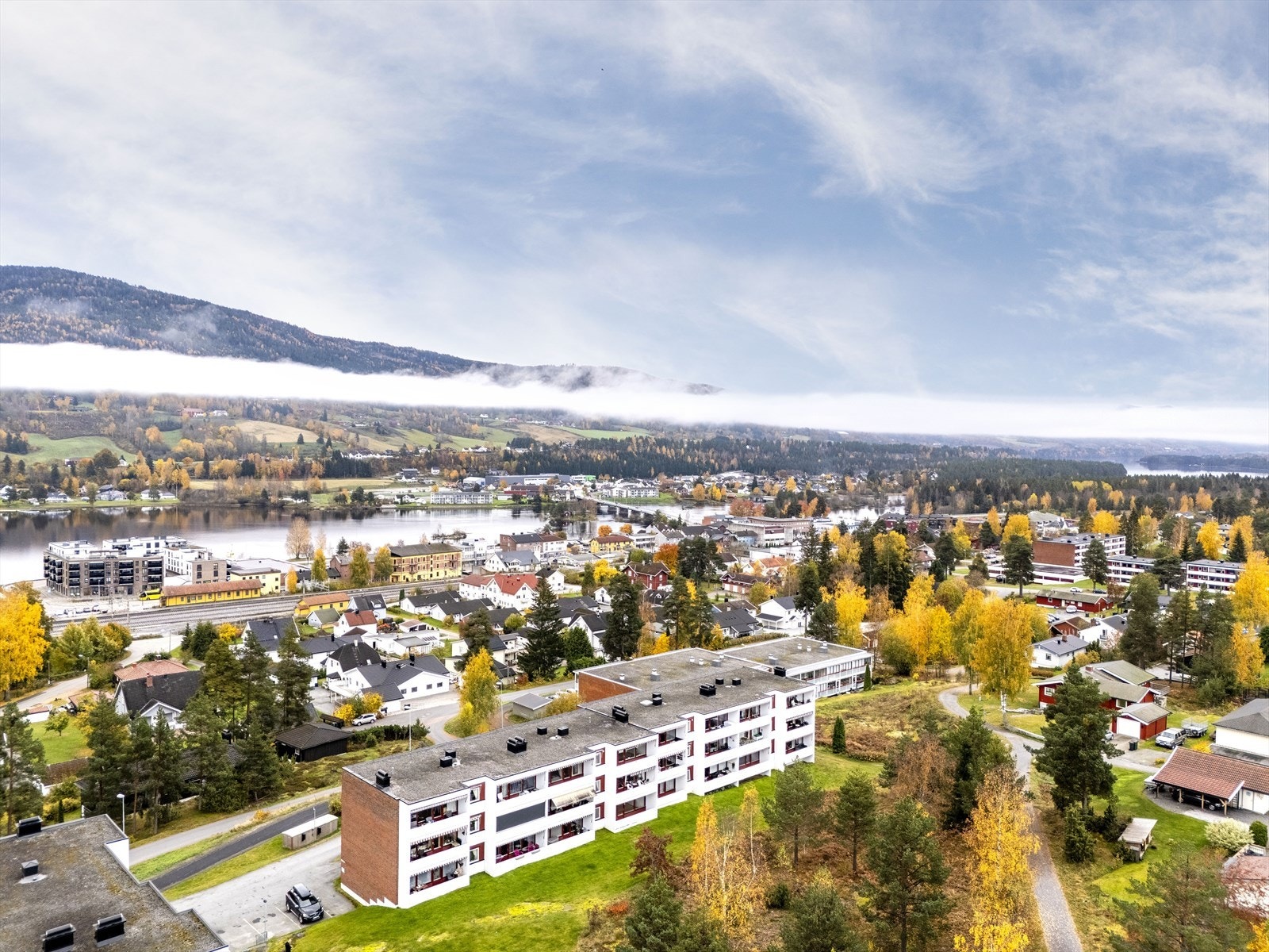 Kun få minutters gange til Vikersund sentrum som kan by på et variert utvalg av servicetilbud og nærsenteret som huser både dagligvarer, apotek, kafé, sportsbutikker, interiør, frisør og klær. Galleribilde