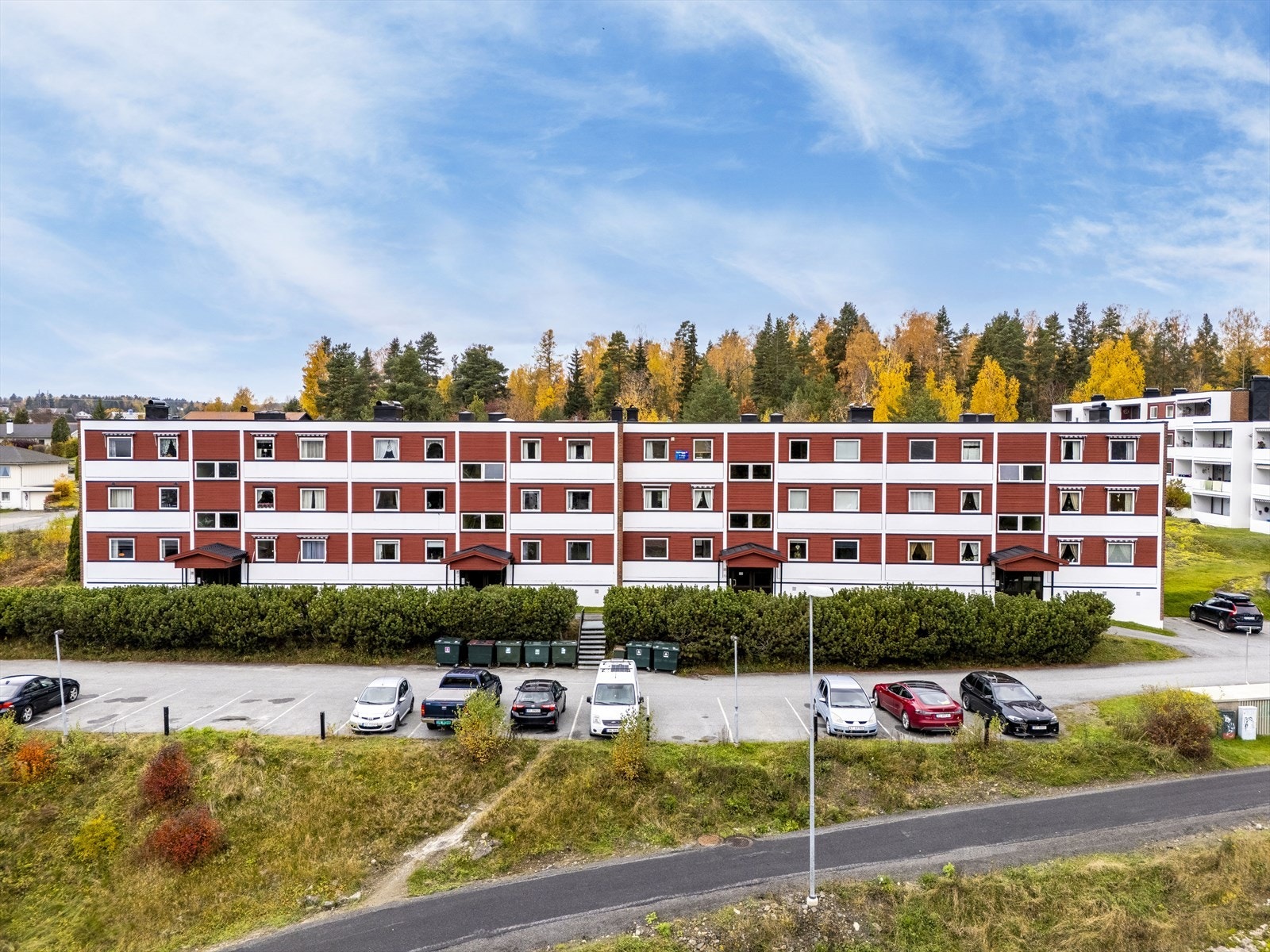 Leiligheten har i tillegg to låsbare boder og skap i kjelleretasjen. Eget rom for sykkelparkering. Felles parkeringsplass og gjesteparkering. Biloppstillingsplass følger ikke andelen ved salg. P-plass med motorvarmer tildeles av styret etter ansiennitet. Galleribilde