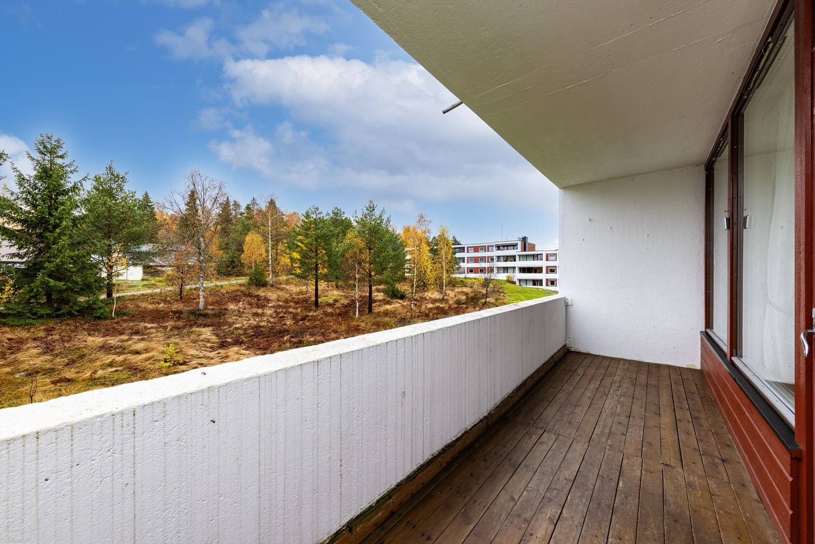 Leiligheten har en trivelig, overbygget balkong som vendt mot vest. Galleribilde
